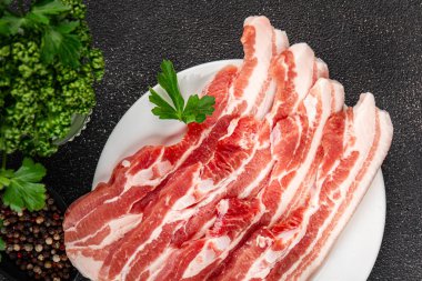 Domuz pastırması domuz eti taze lezzetli gurme yemek arkaplanı masanın üzerinde rustik yemek üst görünüm fotokopi alanı