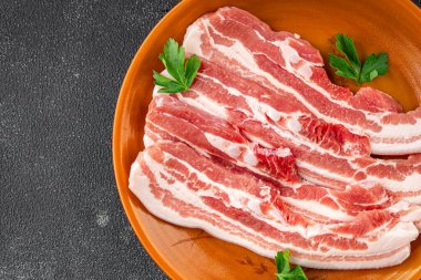 Domuz pastırması domuz eti taze lezzetli gurme yemek arkaplanı masanın üzerinde rustik yemek üst görünüm fotokopi alanı