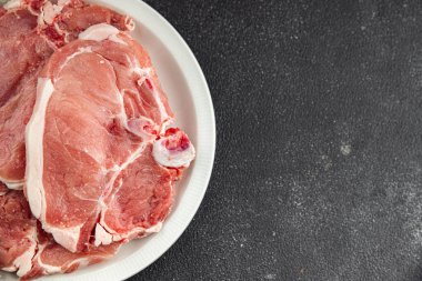 Kemiklerin üzerinde domuz eti taze et lezzetli yemek lezzetli gurme yemek arka planı masa rustik gıda üst görünüm fotokopi alanı