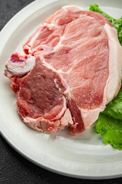 Kemiklerin üzerinde domuz eti taze et lezzetli yemek lezzetli gurme yemek arka planı masa rustik gıda üst görünüm fotokopi alanı