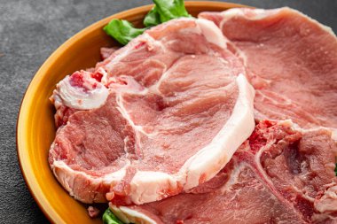 Kemiklerin üzerinde domuz eti taze et lezzetli yemek lezzetli gurme yemek arka planı masa rustik gıda üst görünüm fotokopi alanı