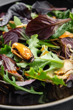 Yapraklı salata ve deniz ürünleri taze lezzetli yemek arkaplanı masanın üstünde lezzetli gurme yemek üst görünüm fotokopi alanı keto ve paleo diyet vejetaryen diyeti