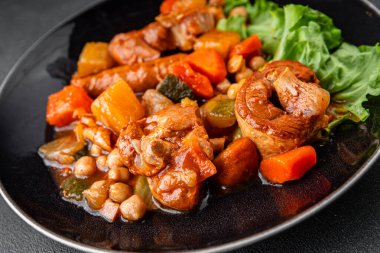 Ragout eti, sosis, sebze güveç taze yemek lezzetli gurme yemek arkaplan masa üzerinde rustik gıda üst görünüm