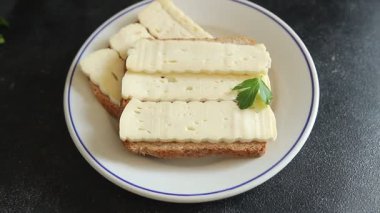 Sandviç peynirli Camembert peyniri ya da Brie taze lezzetli gurme yemek arkaplanı masa rustik gıda üst görünüm fotokopi alanı