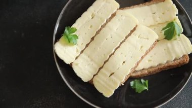 Sandviç peynirli Camembert peyniri ya da Brie taze lezzetli gurme yemek arkaplanı masa rustik gıda üst görünüm fotokopi alanı