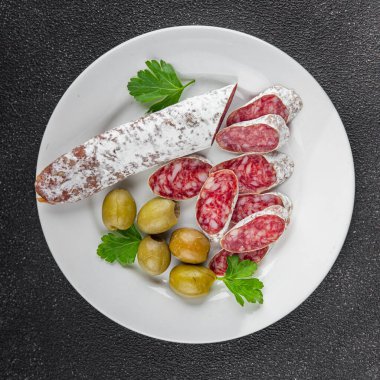 Et sosisi İspanyol eti lezzeti taze lezzetli gurme yemek arkaplanı masa rustik gıda üst görünüm fotokopi alanı