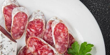 Et sosisi İspanyol eti lezzeti taze lezzetli gurme yemek arkaplanı masa rustik gıda üst görünüm fotokopi alanı