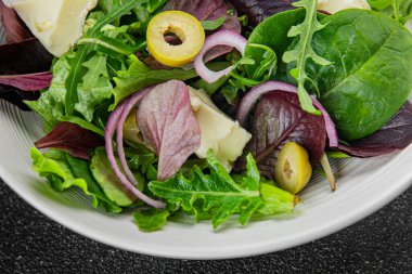 Zeytinli, peynirli ve yeşil yapraklı salata masadaki lezzetli gurme yemek arkaplanı rustik yemekler fotokopi alanı keto ve paleo diyet vejetaryen yemekleri.