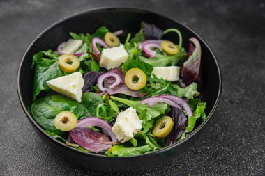 Zeytinli, peynirli ve yeşil yapraklı salata masadaki lezzetli gurme yemek arkaplanı rustik yemekler fotokopi alanı keto ve paleo diyet vejetaryen yemekleri.