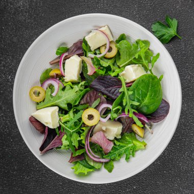 Zeytinli, peynirli ve yeşil yapraklı salata masadaki lezzetli gurme yemek arkaplanı rustik yemekler fotokopi alanı keto ve paleo diyet vejetaryen yemekleri.