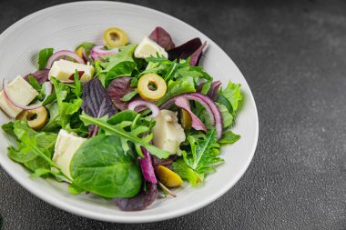 Zeytinli, peynirli ve yeşil yapraklı salata masadaki lezzetli gurme yemek arkaplanı rustik yemekler fotokopi alanı keto ve paleo diyet vejetaryen yemekleri.