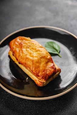 Et turtası kiş Fransız aperatifi taze lezzetli gurme yemek arkaplanı masadaki rustik yiyecekler üst görünüm kopyalama alanı