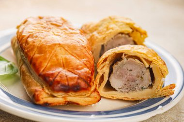 Et turtası kiş Fransız aperatifi taze lezzetli gurme yemek arkaplanı masadaki rustik yiyecekler üst görünüm kopyalama alanı