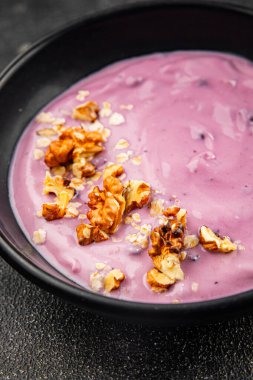 Yoğurt böğürtlen sağlıklı kahvaltı taze lezzetli gurme yemek arka planı masaya rustik yemek üst görünüm fotokopi alanı keto ve paleo diyeti