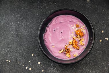 Yoğurt böğürtlen sağlıklı kahvaltı taze lezzetli gurme yemek arka planı masaya rustik yemek üst görünüm fotokopi alanı keto ve paleo diyeti