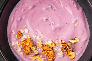 Yoğurt böğürtlen sağlıklı kahvaltı taze lezzetli gurme yemek arka planı masaya rustik yemek üst görünüm fotokopi alanı keto ve paleo diyeti