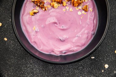 Yoğurt böğürtlen sağlıklı kahvaltı taze lezzetli gurme yemek arka planı masaya rustik yemek üst görünüm fotokopi alanı keto ve paleo diyeti