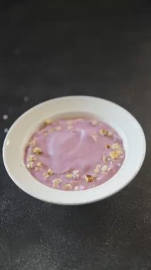 Yoğurt böğürtlen sağlıklı kahvaltı taze lezzetli gurme yemek arka planı masaya rustik yemek üst görünüm fotokopi alanı keto ve paleo diyeti