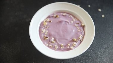 Yoğurt böğürtlen sağlıklı kahvaltı taze lezzetli gurme yemek arka planı masaya rustik yemek üst görünüm fotokopi alanı keto ve paleo diyeti
