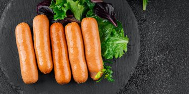 Sosisler et lezzetli lezzetli gurme yemek arka plan masa sade yemek üst manzara fotokopi alanı