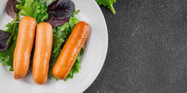 Sosisler et lezzetli lezzetli gurme yemek arka plan masa sade yemek üst manzara fotokopi alanı