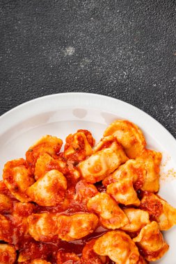Ravioli domates sosu lezzetli gurme yemek arkaplanı masanın üstünde rustik yiyecekler üst görünümde fotokopi alanı