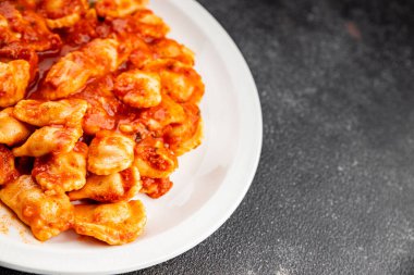 Ravioli domates sosu lezzetli gurme yemek arkaplanı masanın üstünde rustik yiyecekler üst görünümde fotokopi alanı