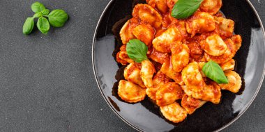 Ravioli domates sosu lezzetli gurme yemek arkaplanı masanın üstünde rustik yiyecekler üst görünümde fotokopi alanı