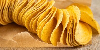 Patates cipsi fast food taze yemek lezzetli gurme yemek arkaplan masa üzerinde rustik gıda üst görünüm fotokopi alanı