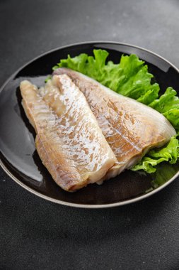 Beyaz balıklı fileto çiğ deniz ürünleri taze lezzetli yemekler lezzetli gurme yemek arka planda sofrada kırsal yiyecekler üst görünümde fotokopi alanı pesseeter diyet