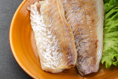 Beyaz balıklı fileto çiğ deniz ürünleri taze lezzetli yemekler lezzetli gurme yemek arka planda sofrada kırsal yiyecekler üst görünümde fotokopi alanı pesseeter diyet