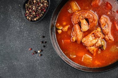 Domates çorbası, sebze tas kebabı, lezzetli yemekler, lezzetli gurme yemek arkaplanı, kırsal yemek, fotokopi alanı keto ve paleo diyeti.