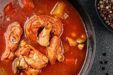 Domates çorbası, sebze tas kebabı, lezzetli yemekler, lezzetli gurme yemek arkaplanı, kırsal yemek, fotokopi alanı keto ve paleo diyeti.