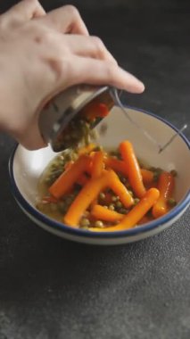 Yeşil bezelye ve havuç konservesi lezzetli lezzetli gurme yemek arka plandaki yemek sade yemek fotokopi odası keto ve paleo diyet vejetaryen ve vejetaryen yemekleri.