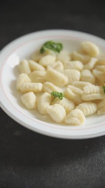 Gnocchi lezzetli lezzetli lezzetli gurme yemek masa arkası yemek üst görünüm uzay keto ve paleo diyet vejetaryen ve vejetaryen gıda