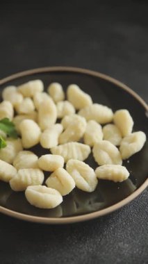 Gnocchi lezzetli lezzetli lezzetli gurme yemek masa arkası yemek üst görünüm uzay keto ve paleo diyet vejetaryen ve vejetaryen gıda