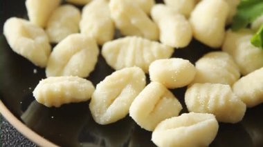 Gnocchi lezzetli lezzetli lezzetli gurme yemek masa arkası yemek üst görünüm uzay keto ve paleo diyet vejetaryen ve vejetaryen gıda