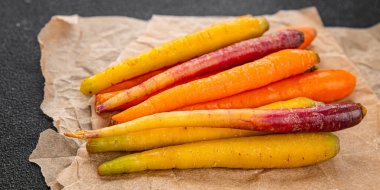 Renkli havuçlar taze sebzeler lezzetli gurmeler lezzetli gurme yemek masa arkası yemekler fotokopi odası keto ve paleo diyet vejetaryen ve vejetaryen yemekleri.