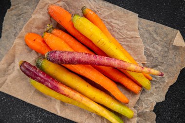 Renkli havuçlar taze sebzeler lezzetli gurmeler lezzetli gurme yemek masa arkası yemekler fotokopi odası keto ve paleo diyet vejetaryen ve vejetaryen yemekleri.