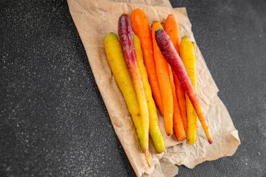 Renkli havuçlar taze sebzeler lezzetli gurmeler lezzetli gurme yemek masa arkası yemekler fotokopi odası keto ve paleo diyet vejetaryen ve vejetaryen yemekleri.