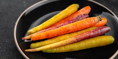 Renkli havuçlar taze sebzeler lezzetli gurmeler lezzetli gurme yemek masa arkası yemekler fotokopi odası keto ve paleo diyet vejetaryen ve vejetaryen yemekleri.