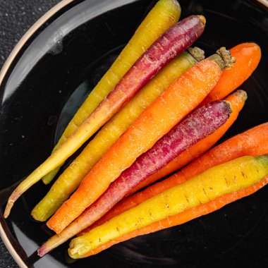 Renkli havuçlar taze sebzeler lezzetli gurmeler lezzetli gurme yemek masa arkası yemekler fotokopi odası keto ve paleo diyet vejetaryen ve vejetaryen yemekleri.