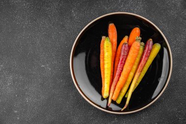 Renkli havuçlar taze sebzeler lezzetli gurmeler lezzetli gurme yemek masa arkası yemekler fotokopi odası keto ve paleo diyet vejetaryen ve vejetaryen yemekleri.
