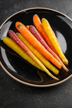 Renkli havuçlar taze sebzeler lezzetli gurmeler lezzetli gurme yemek masa arkası yemekler fotokopi odası keto ve paleo diyet vejetaryen ve vejetaryen yemekleri.