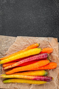 Renkli havuçlar taze sebzeler lezzetli gurmeler lezzetli gurme yemek masa arkası yemekler fotokopi odası keto ve paleo diyet vejetaryen ve vejetaryen yemekleri.