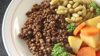 Vejetaryen ana yemek sebze mercimeği, fasulye, patates, havuç lezzetli lezzetli gurme yemek arkaplanı masaya sade yemek üst görünüm fotokopi alanı keto ve paleo diyet vejetaryen ve vejetaryen 