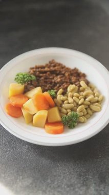 Vejetaryen ana yemek sebze mercimeği, fasulye, patates, havuç lezzetli lezzetli gurme yemek arkaplanı masaya sade yemek üst görünüm fotokopi alanı keto ve paleo diyet vejetaryen ve vejetaryen 