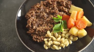 Vejetaryen ana yemek sebze mercimeği, fasulye, patates, havuç lezzetli lezzetli gurme yemek arkaplanı masaya sade yemek üst görünüm fotokopi alanı keto ve paleo diyet vejetaryen ve vejetaryen 