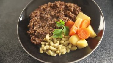 Vejetaryen ana yemek sebze mercimeği, fasulye, patates, havuç lezzetli lezzetli gurme yemek arkaplanı masaya sade yemek üst görünüm fotokopi alanı keto ve paleo diyet vejetaryen ve vejetaryen 