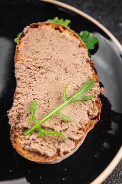 Köfteli tavuk ciğeri ve mantarlar lezzetli lezzetli gurme yemek arkaplanı masanın üstünde rustik yiyecekler fotokopi alanı